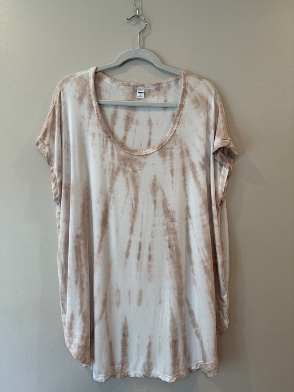 Relaxed Scoop Neck Tie-Dye Top in Neutral Taupe